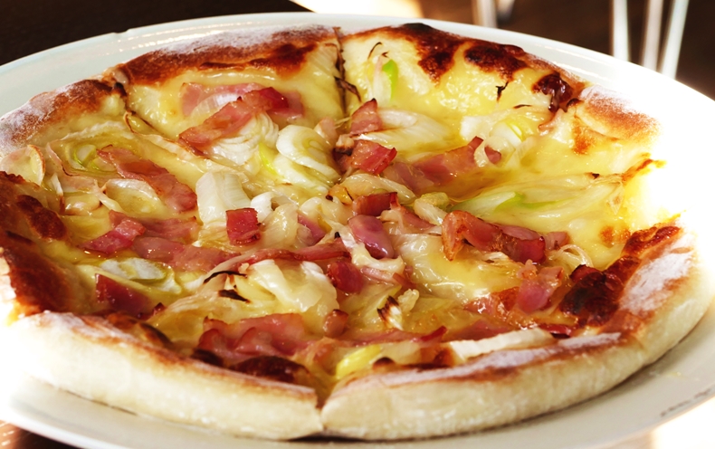珈琲工房リバティカフェのオリジナル手作りピザ、地元上州ネギを使用した大人気ピザです。